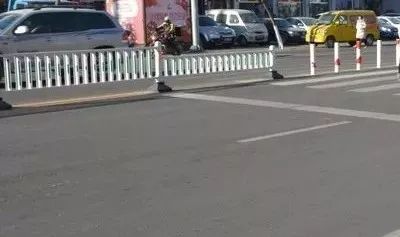 松山轄區(qū)部分道路交通設(shè)施 標(biāo)線進(jìn)行了改造,有的路口增添了電子警察